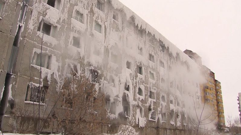 Ruský panelák se proměnil v ledové peklo. Uvnitř žijí čtyři rodiny